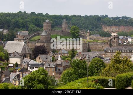 Stadt Fougeres, Frankreich. Malerische Luftaufnahme der mittelalterlichen Festung von Fougeres, dem Chateau de Fougeres. Stockfoto