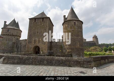 Stadt Fougeres, Frankreich. Malerischer Blick auf das Chateau de Fougeres Entance in der Rue de la Pinterie. Stockfoto