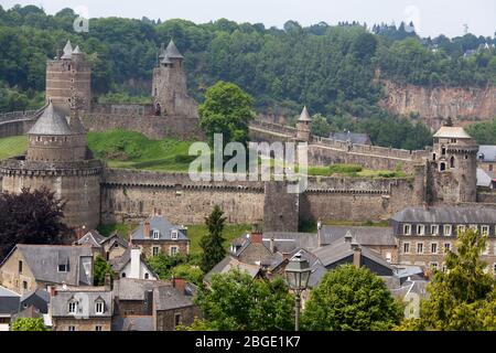 Stadt Fougeres, Frankreich. Malerische Luftaufnahme der mittelalterlichen Festung von Fougeres, dem Chateau de Fougeres. Stockfoto