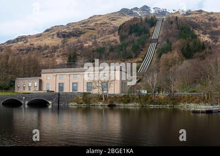 Sloy Power Station (denkmalgeschütztes Gebäude der Kategorie A), Teil des Loch Sloy Hydro-Electric Scheme bei Inveruglas am Westufer von Loch Lomond in Schottland, Großbritannien Stockfoto