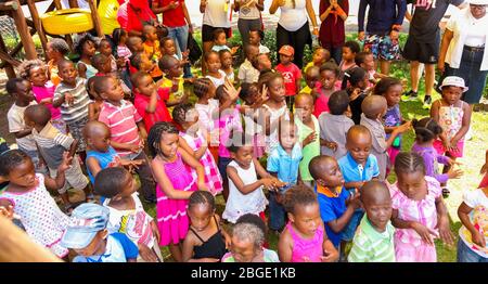 Soweto, Südafrika - 16. November 2012: Junge afrikanische Vorschulkinder singen Lieder auf dem Spielplatz einer Kindergartenschule Stockfoto