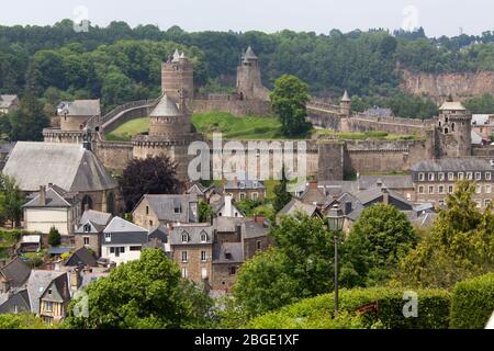 Stadt Fougeres, Frankreich. Malerische Luftaufnahme der mittelalterlichen Festung von Fougeres, dem Chateau de Fougeres. Stockfoto