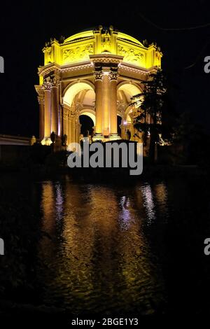 Der Palast der Schönen Künste im Marina District bei Nacht, San Francisco, Kalifornien, USA Stockfoto