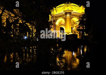 Der Palast der Schönen Künste im Marina District bei Nacht, San Francisco, Kalifornien, USA Stockfoto