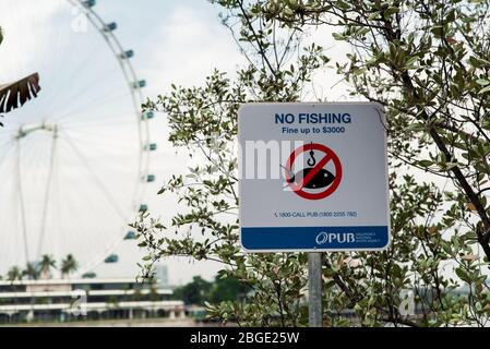 Singapur, 2019. Oktober: Kein Warnschild für Angeln im öffentlichen Park. Angeln ist in dieser Gegend nicht erlaubt, mit Geldstrafe bis zu 3000 Dollar Stockfoto