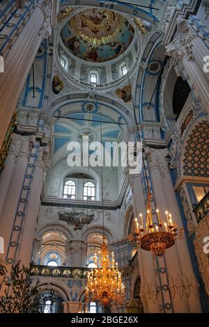 Gewölbe und Kronleuchter der restaurierten Auferstehungskathedrale im Kloster New Jerusalem, Russland Stockfoto