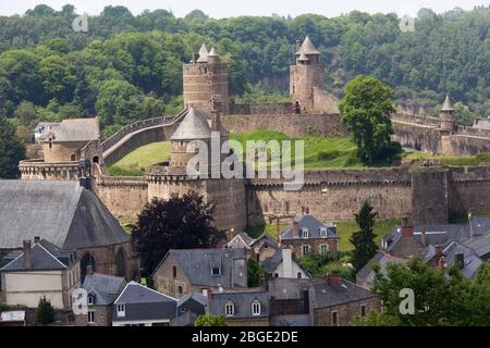 Stadt Fougeres, Frankreich. Malerische Luftaufnahme der mittelalterlichen Festung von Fougeres, dem Chateau de Fougeres. Stockfoto