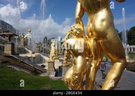 Eine der berühmtesten und beliebtesten Sehenswürdigkeiten von St. Petersburg, der Palast und der Park am Peterhof Stockfoto