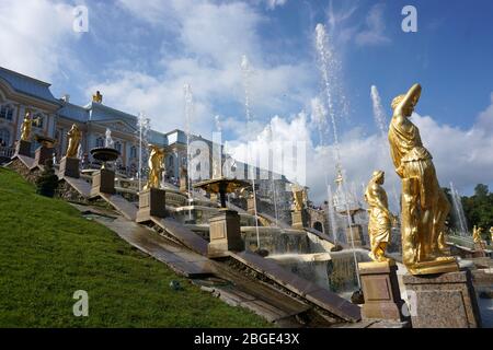 Eine der berühmtesten und beliebtesten Sehenswürdigkeiten von St. Petersburg, der Palast und der Park am Peterhof Stockfoto