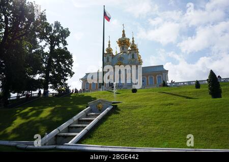 Eine der berühmtesten und beliebtesten Sehenswürdigkeiten von St. Petersburg, der Palast und der Park am Peterhof Stockfoto