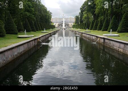 Eine der berühmtesten und beliebtesten Sehenswürdigkeiten von St. Petersburg, der Palast und der Park am Peterhof Stockfoto