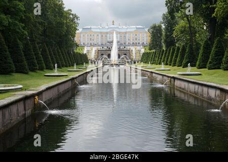 Eine der berühmtesten und beliebtesten Sehenswürdigkeiten von St. Petersburg, der Palast und der Park am Peterhof Stockfoto