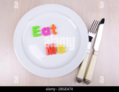 Platte mit Beschriftung auf dem Tisch Nahaufnahme Stockfoto