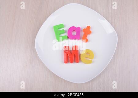 Platte mit Beschriftung auf dem Tisch Nahaufnahme Stockfoto