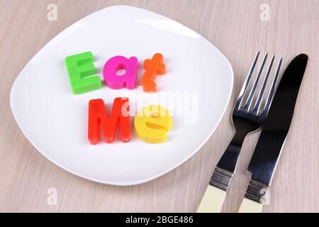 Platte mit Beschriftung auf dem Tisch Nahaufnahme Stockfoto