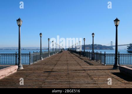 Historischer Pier am Embarcadero mit Blick auf Yerba Buena Island und die Oakland Bay Bridge, San Francisco, Kalifornien, USA. Stockfoto