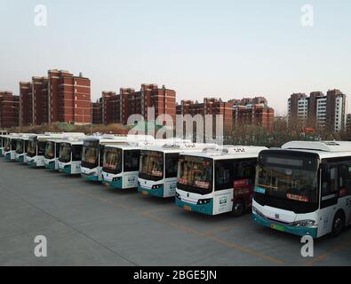 Peking, China. Januar 2020. Luftaufnahme vom 14. Januar 2020 zeigt die Elektrobusse im Bezirk Laixi in Qingdao, der Provinz Shandong im Osten Chinas. Kredit: Ding Hongfa/Xinhua/Alamy Live News Stockfoto