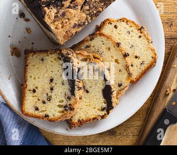 Blick von oben auf den in Scheiben geschnittenen Schokoladenmarmorlaibkuchen auf einem Teller Stockfoto