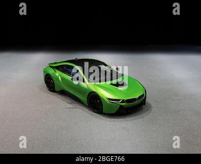 Ein grünes Sportwagen-Spielzeug unter Schatten Stockfoto