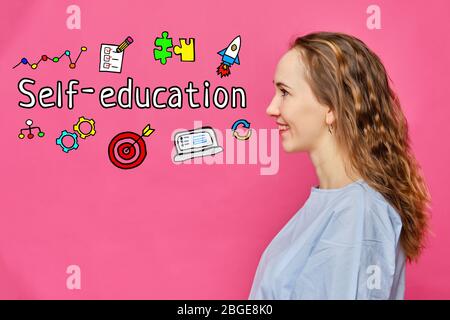 Selbstbildungs-Konzept - Mädchen auf einem rosa Hintergrund mit Symbolen und Text. Nahaufnahme. Stockfoto