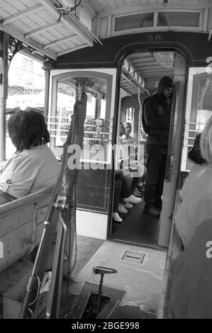 Im Inneren eines Straßenwagens San Francisco California USA Bus sehen Kunden die Seilbahn, die schnell fahren, sitzen sitzen und beobachten drinnen Stockfoto