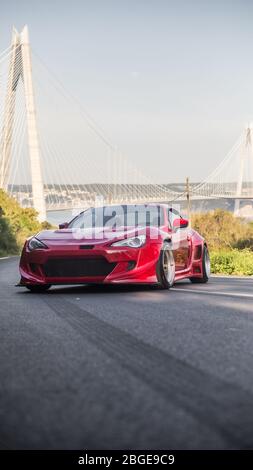 Superpower-Rennwagen auf dem Gipfel des Hügels Stockfoto