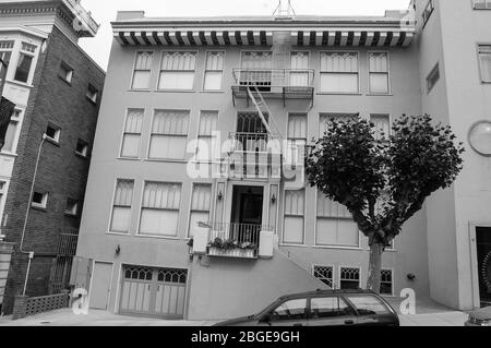 San Francisco-Haus Wohnungen Gebäude Baumfenster Fenster Garagentür Blumen Wandwände Ziegelwagen Balkon sichere Sicherheit Stockfoto