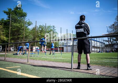 Trainer Christian Eichner (KSC) beobachtet das Training. GES / Fußball / 2. Bundesliga: Training des Karlsruher SC während der Corona-Krise, 21. April 2020 Fußball: 2. Liga: Training des Karlsruher SC während der Corona-Krise, 21. April 2020 Stockfoto