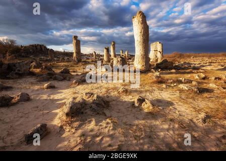 Phänomen Felsformationen in Bulgarien um Varna - Pobiti kamani. Nationaler Tourismus Ort. Aufrechter Stein. Erdsäule in Bulgarien Stockfoto