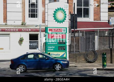 London, Großbritannien. April 2020. Am 21. April 2020 fährt ein Auto in eine Tankstelle in London, Großbritannien. Das Rohöl von Brent fiel an einem Dienstag Morgen auf 22 US-Dollar pro Barrel, als die globale Ölnachfrage aufgrund der Lockdown in vielen Ländern zusammenbricht, um die Coronavirus-Pandemie zu bekämpfen. Kredit: Han Yan/Xinhua/Alamy Live News Stockfoto