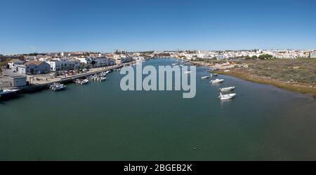 Tavira, Algarve, Portugal - Februar 2020: Panorama der Stadt von der Brücke über den Fluss Gilao aus gesehen Stockfoto