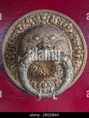 Metalltür Klopfer in goldenen Tempel in Coorg, Karnatka, Indien Stockfoto