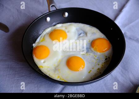 Traditionelles türkisches Frühstück mit sonnigen Beiseitseiern, Feta-Käse, Tee, Oliven und Gurke. Frühstück für zwei Personen Stockfoto