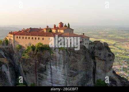 Panoramablick in einem Frühlingstag von Agios Stefanos Kloster St. Stefan Meteora Kloster auf dem hohen Felsen, Griechenland Stockfoto