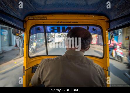 Blick von innen einer Auto-Rikscha in Indien steht der Hindu-Gottesname 'Sri Veera Kaali' über der Windschutzscheibe. Stockfoto