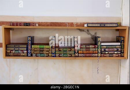 Das heilige Buch der Koran.Muslim Koran heiliges Buch in der Moschee, Jordanien Stockfoto