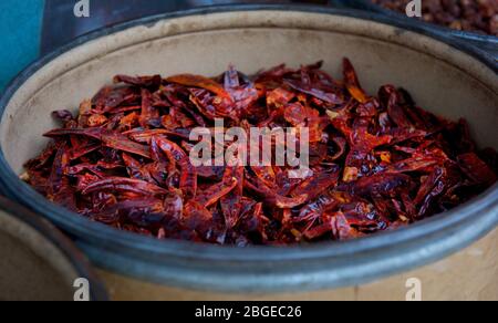 Weihrauch, Weihrauch, Steine, aromatische Kräuter und Gewürze auf dem Straßenmarkt in Petra (Rote Rosenstadt), Jordanien. Rote Chilischote Stockfoto