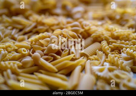 Vielfalt der Arten und Formen von trockenen italienische pasta Stockfoto