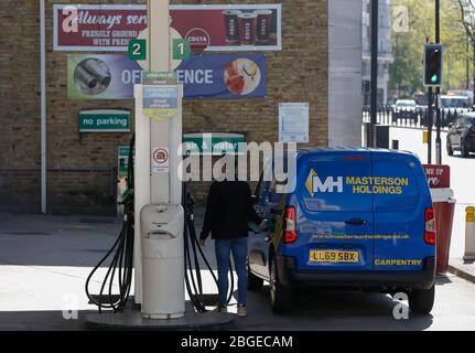 London, Großbritannien. April 2020. Ein Kunde wird am 21. April 2020 an einer Tankstelle in London, Großbritannien, gesehen. Das Rohöl von Brent fiel an einem Dienstag Morgen auf 22 US-Dollar pro Barrel, als die globale Ölnachfrage aufgrund der Lockdown in vielen Ländern zusammenbricht, um die Coronavirus-Pandemie zu bekämpfen. Kredit: Han Yan/Xinhua/Alamy Live News Stockfoto