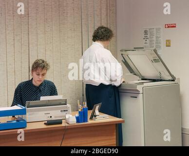 Mitarbeiter in einem typischen Büro 1990, Großbritannien Stockfoto