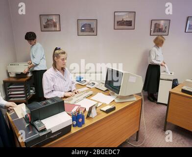 1990, Arbeiter in einem typischen Büro der Zeit, Großbritannien Stockfoto