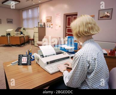 1990, Arbeiter in einem typischen Büro der Zeit, Großbritannien Stockfoto