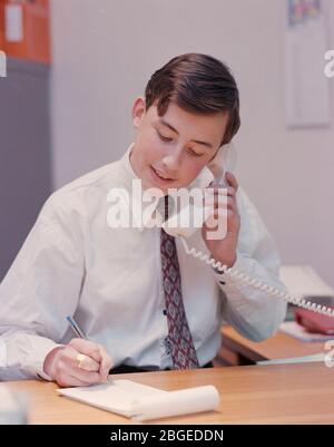 1990, Arbeiter in einem typischen Büro der Zeit, Großbritannien Stockfoto