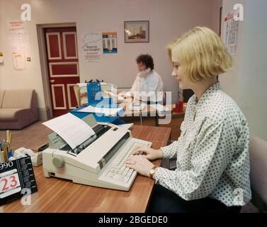 1990, Arbeiter in einem typischen Büro der Zeit, Großbritannien Stockfoto