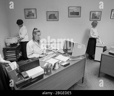 1990, Arbeiter in einem typischen Büro der Zeit, Großbritannien Stockfoto