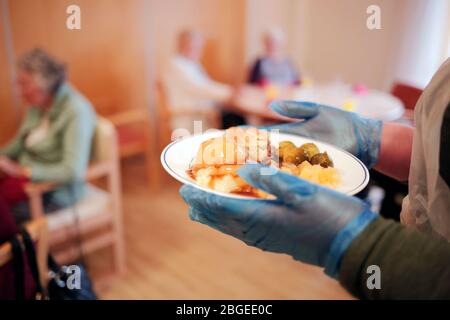 Mittagessen wird in einem Pflegehalle in Redcar und Cleveland, Großbritannien, serviert. 2/2/2018. Foto: Stuart Boulton. Stockfoto