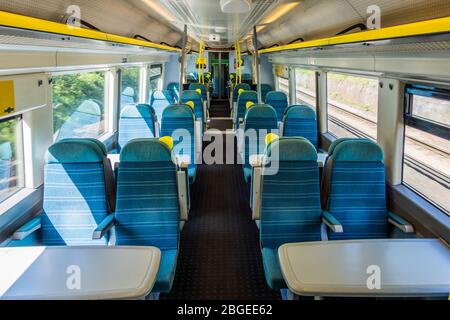 London, Großbritannien. April 2020. Ein leerer Südwest-Zug fährt aus London hinaus - die "Sperre" geht in London wegen des Coronavirus (Covid 19)-Ausbruchs weiter. Kredit: Guy Bell/Alamy Live News Stockfoto