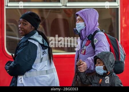 London, Großbritannien. April 2020. Einige Leute tragen etwas schlecht sitzende Nasen, wie sie für einen Zug an Clapham Junction wit. Die 'Lockdown' geht in London wegen des Coronavirus (Covid 19) Ausbruchs weiter. Kredit: Guy Bell/Alamy Live News Stockfoto