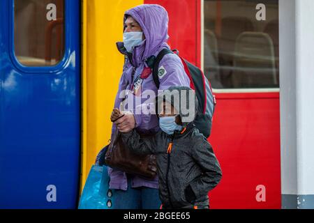 London, Großbritannien. April 2020. Einige Leute tragen etwas schlecht sitzende Nasen, wie sie für einen Zug an Clapham Junction wit. Die 'Lockdown' geht in London wegen des Coronavirus (Covid 19) Ausbruchs weiter. Kredit: Guy Bell/Alamy Live News Stockfoto