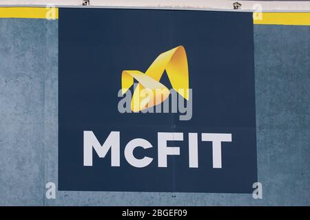 Osnabrück, Deutschland. April 2020. Osnabrück, Deutschland 04/19/2020: Symbolische Bilder - 2020 McFit, Logo, Schriftzug, Schild, Feature/Symbol/symbolfoto/characteristic/Detail/   usage worldwide Credit: dpa/Alamy Live News Stockfoto